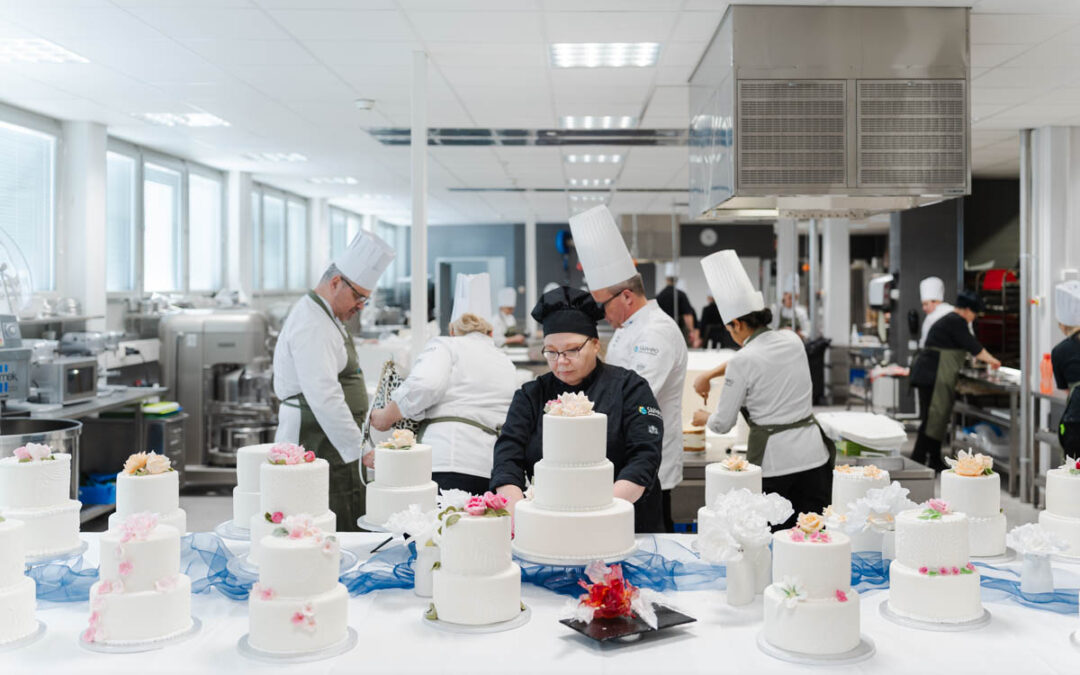 Juhlakakkuja ja sokerimassakoristeita Pastry Ope -koulutuksessa
